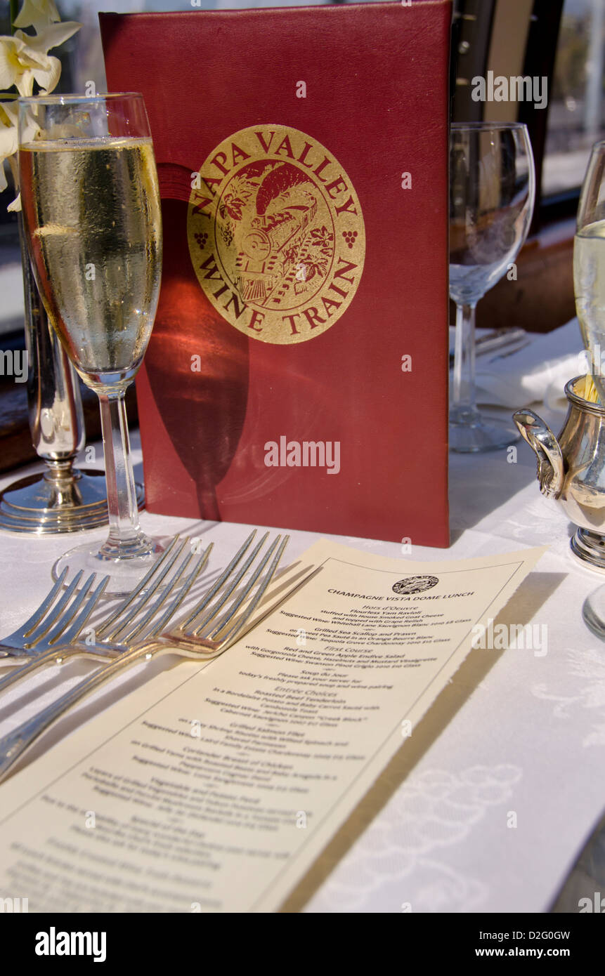 Kalifornien, Sonoma, Napa Valley Wine Train. Wein Zug Menü und ein Glas Sekt, Vista Dome Car. Stockfoto