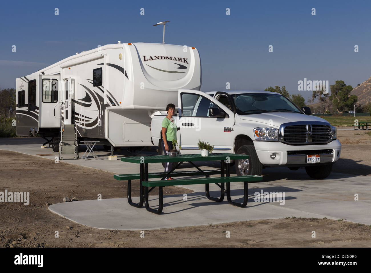 Frau stehend neben dodge Truck und Sattelkupplung RV auf dem Zeltplatz im Rancho Jurupa County Park, Riverside, California, USA Stockfoto