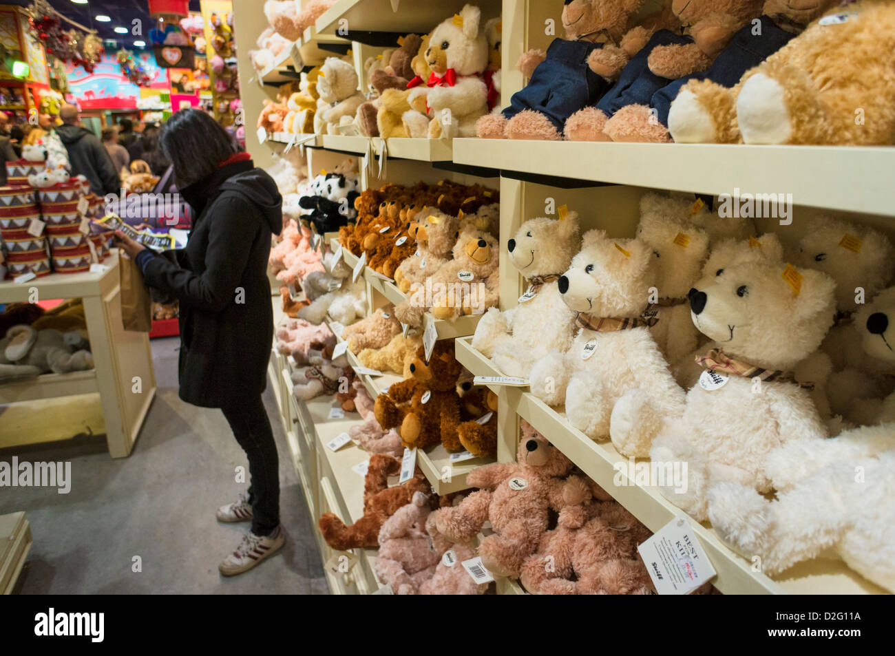 Innen Hamleys-Spielzeug-Shop - Steiff-Teddybären-Display, London, UK Stockfoto