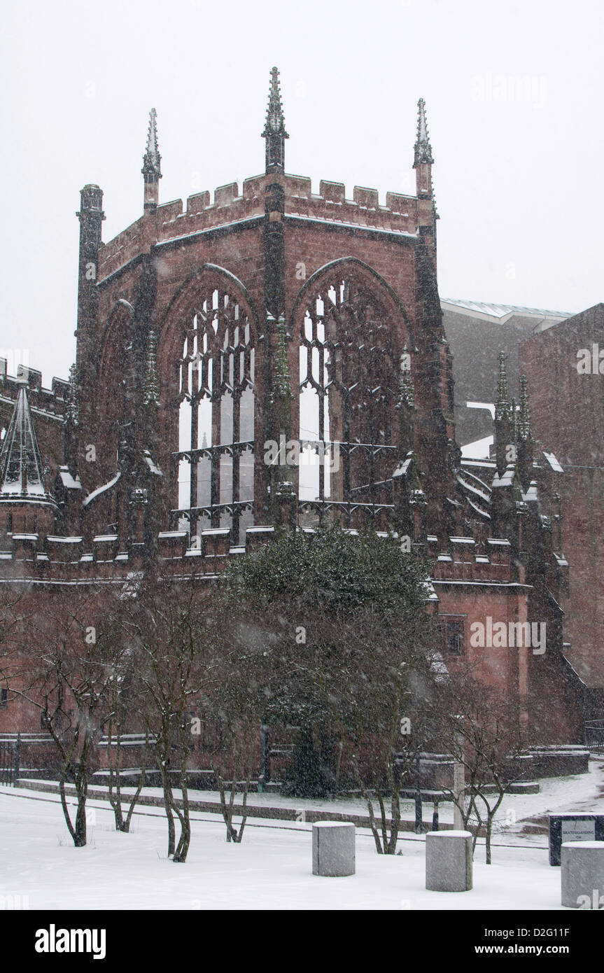 Die alte Kathedrale von Coventry bei Schneewetter, UK Stockfoto