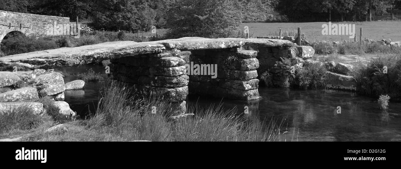 Sommer, zwei Brücken alte Klöppel Steinbrücke, Postbridge Dorf; East Dart River; Dartmoor-Nationalpark; Devon; England Stockfoto