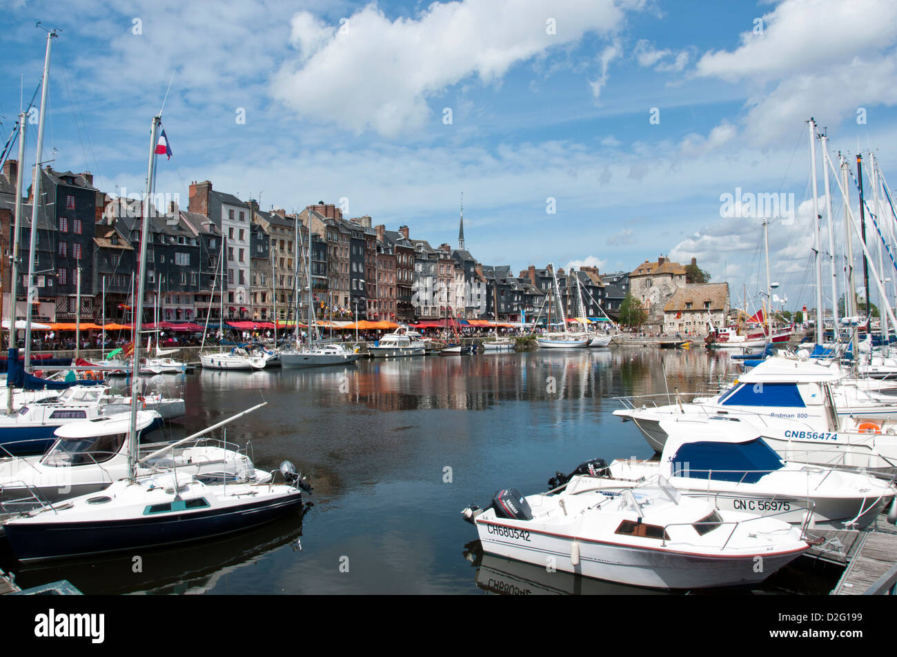 Boote im alten Hafen von Honfleur Normandie Frankreich Stockfoto