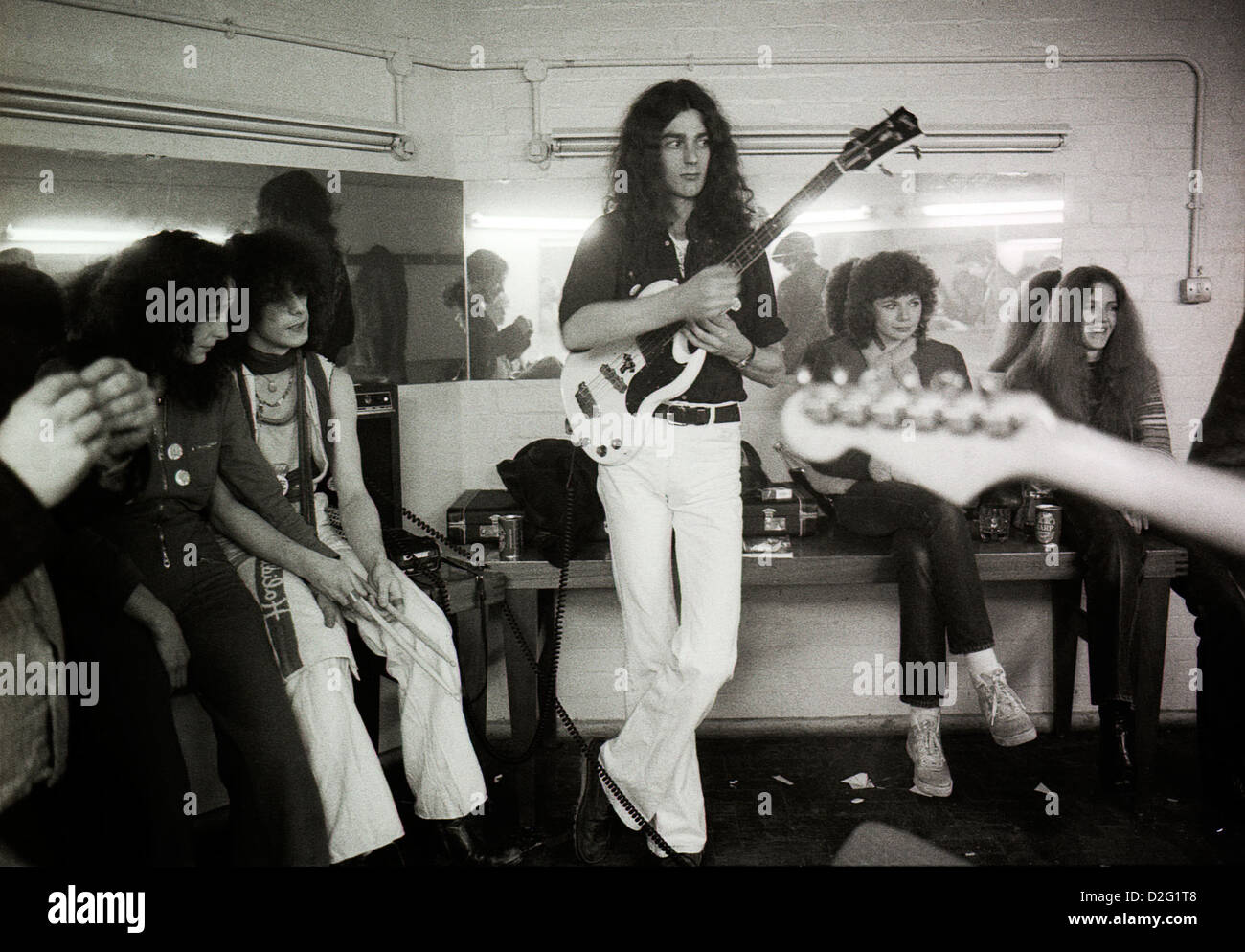 Bass Gitarrist Duncan Sanderson und Drummer Russell Hunter der 1960er Rosa Feen band und Freunden backstage vor einem Gig in London 1975 KATHY DEWITT Stockfoto