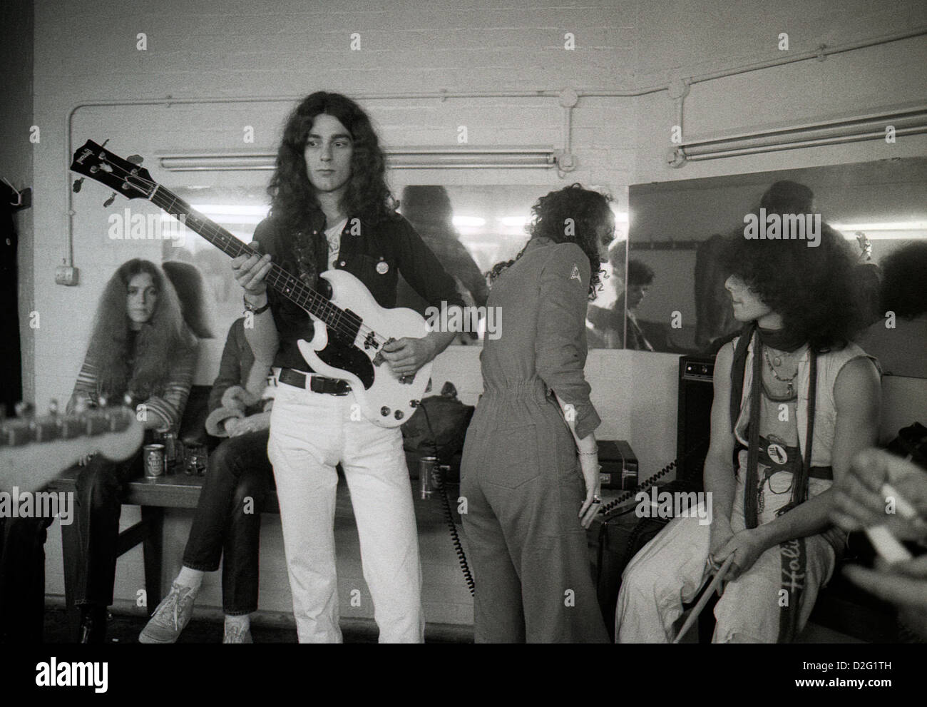 Pink Fairies Duncan Sandy Sanderson steht mit Gitarre und Schlagzeuger Russell Hunter und Freunden backstage bei Dingwalls Camden in London England 1975 Stockfoto