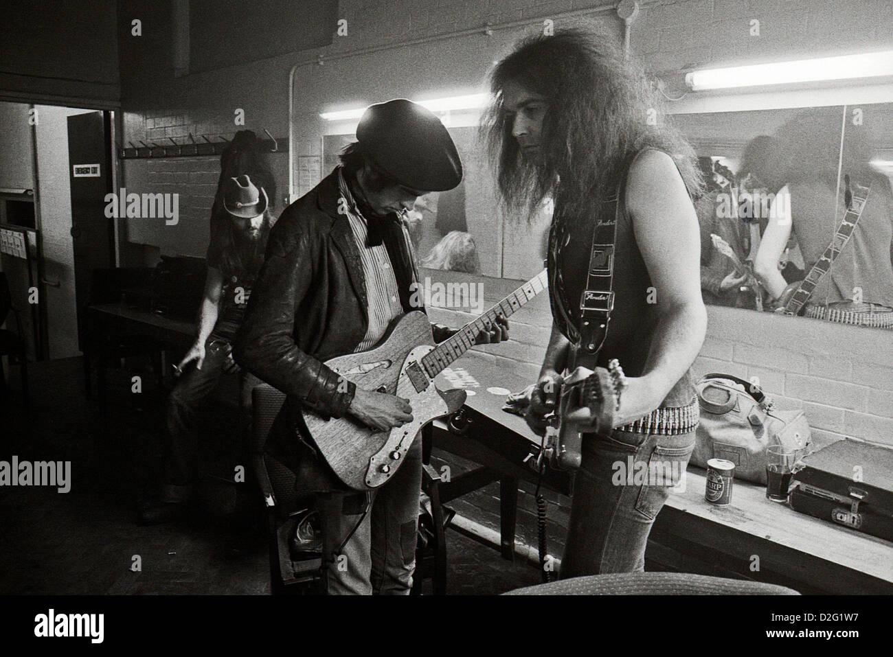 Pink Fairies Gitarrist Larry Wallis stimmt seine Gitarre vor einem Gig 1975 in Dingwalls in Camden London England UK KATHY DEWITT Stockfoto