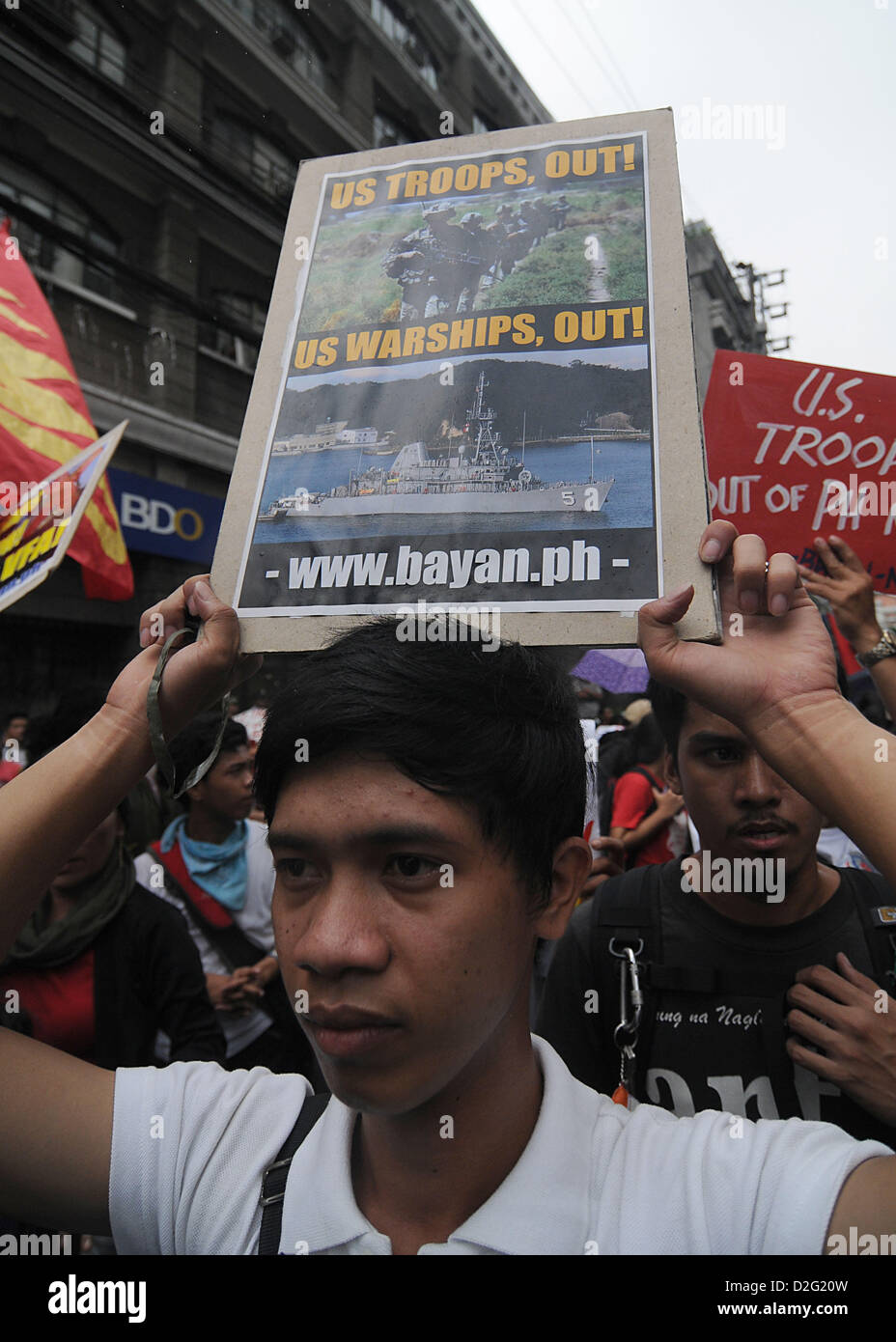 Manila, Philippinen. 22. Januar 2013. Demonstranten halten Plakate hoch während einer Demonstration vor der US-Botschaft in Manila, Philippinen, Dienstag, 22. Januar 2013. Demonstranten stießen mit der Bereitschaftspolizei während einer Protestaktion an uns verurteilen Militärpräsenz im Land und die Strandung der USS Wächter, ein US-Marine Minesweeper, in der Nähe von der Philippinen Tubbataha Reef, ein UNESCO-Welterbe. Bildnachweis: Ezra Acayan / Alamy Live News Stockfoto