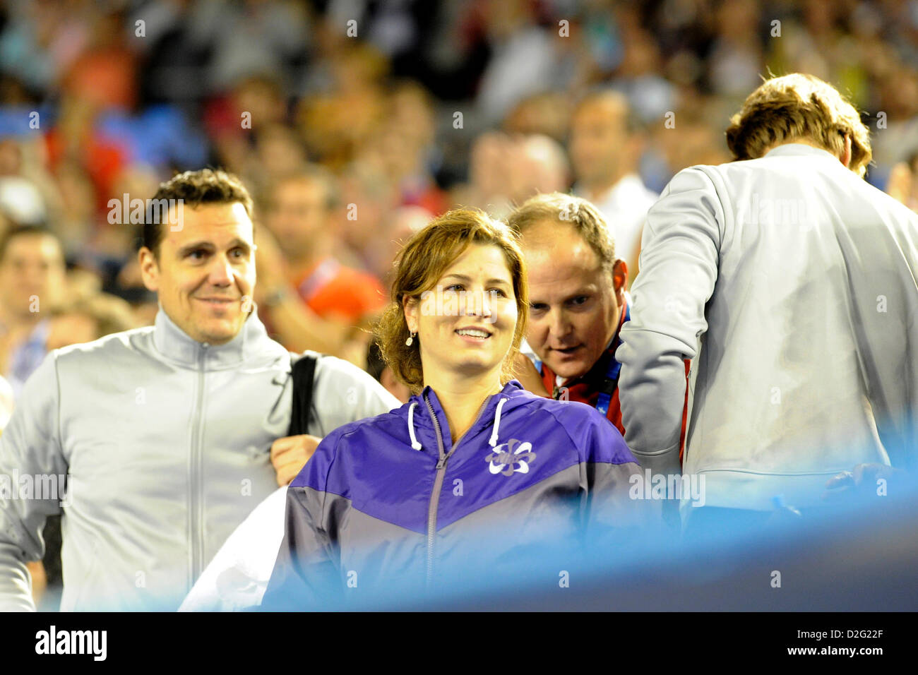 23.01.2013 Melbourne, Australien. Mrs Roger Federer ist alles Lächeln nach Roger Federer der Schweiz sein Match am Tag 10 der Australian Open aus Melbourne Park gewinnt. Stockfoto