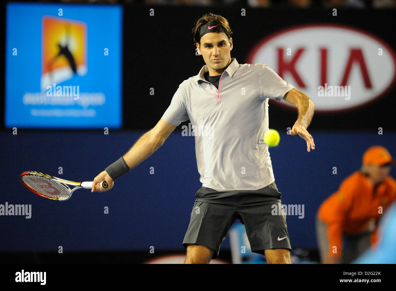 23.01.2013 Melbourne, Australien. Roger Federer der Schweiz kehrt ein Schuss in seinem Spiel am Tag zehn der Australian Open aus Melbourne Park. Stockfoto