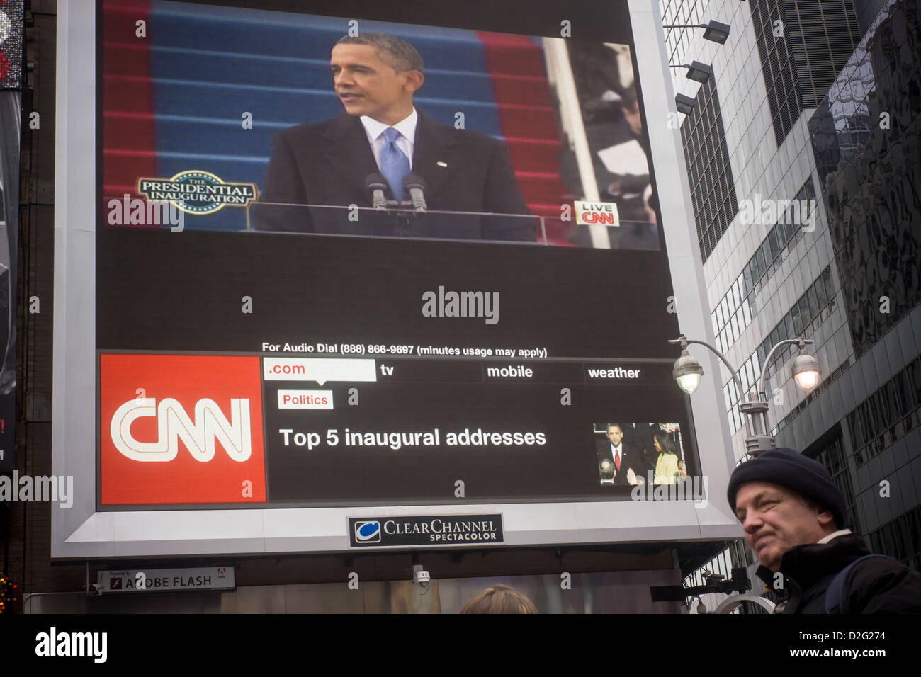Passant sammeln auf dem Times Square in New York, die Amtseinführung von Barack Obama zu sehen Stockfoto