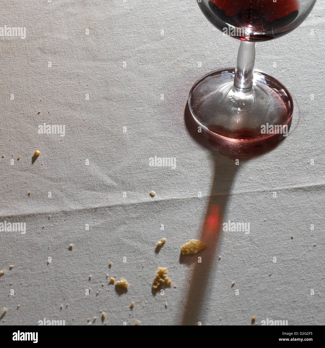 Weinglas, Schatten, Tischdecke, Krümel Stockfoto