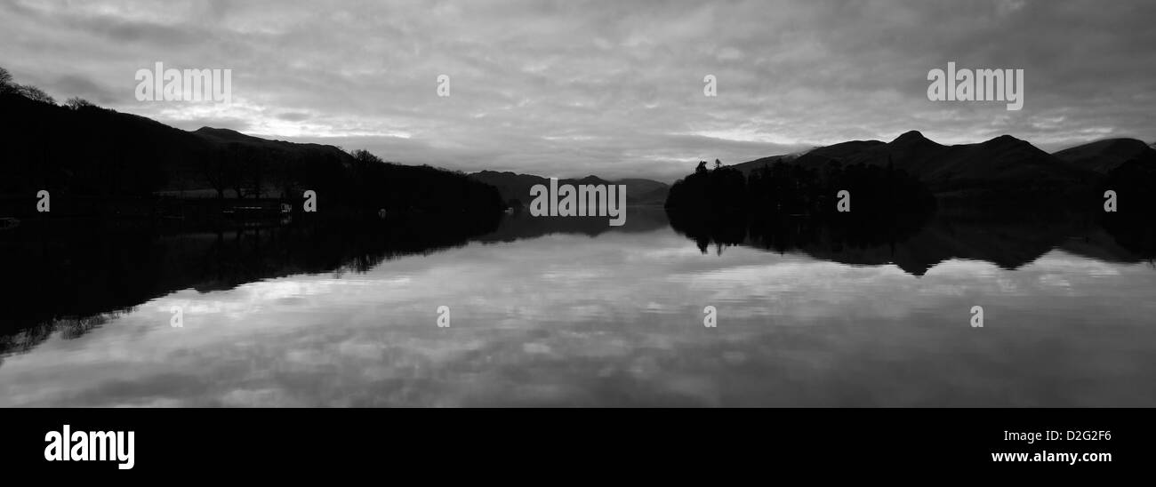 Dawn Katze Glocken Fells spiegelt sich in Derwentwater See, Keswick, Nationalpark Lake District, Cumbria, England, UK Stockfoto