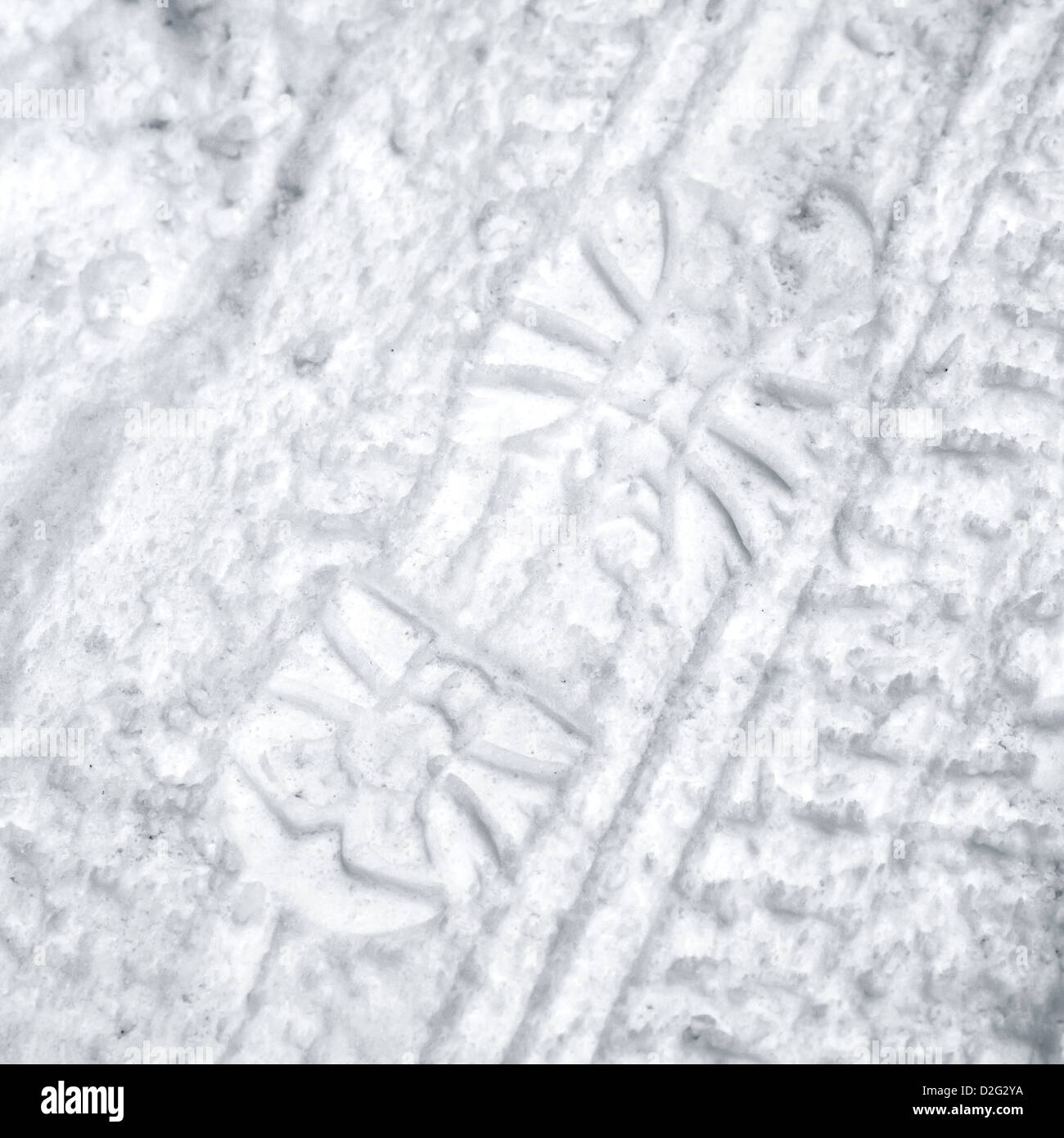 Platzbedarf und Reifen Spuren in den Schnee am Straßenrand Stockfoto