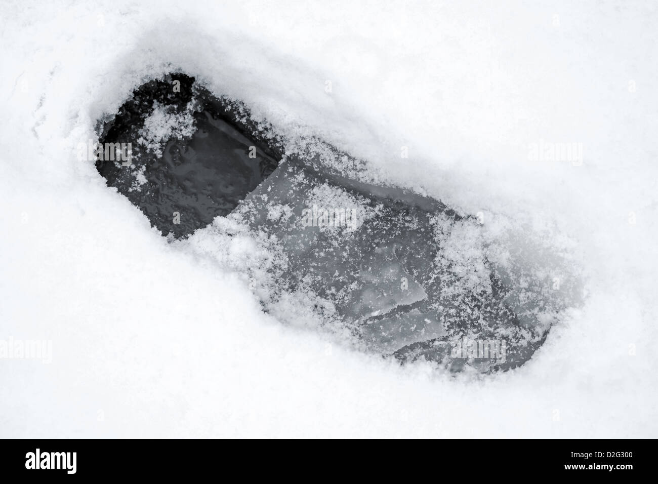 Fußabdruck im nassen Schnee auf zugefrorenen See Stockfoto