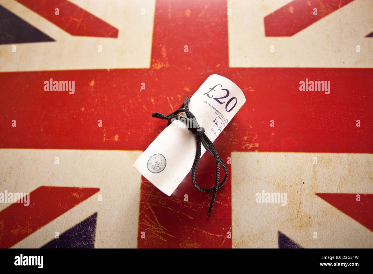 Zwanzig Pfund-Sterling-Banknote Rollen auf Bild der Union Jack Flagge. Stockfoto