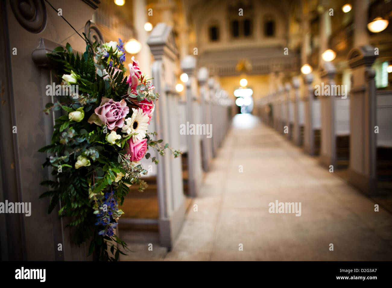 Farbfoto von Blumen in einer Kirche vor einer Hochzeit Stockfoto