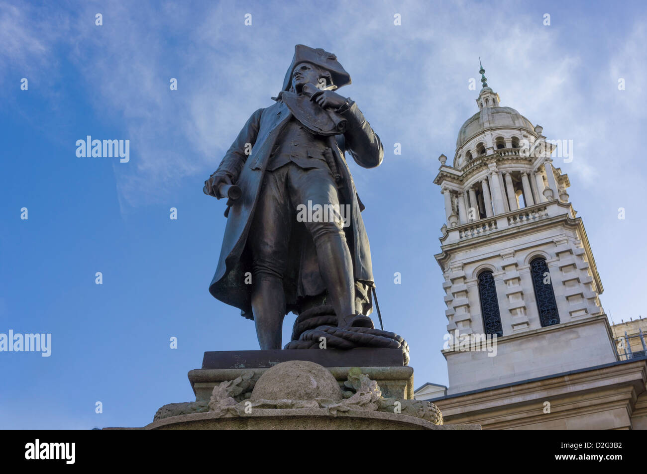 Captain Cook-Statue auf der Mall, London, UK - mit dem Verteidigungsministerium Gebäude hinter Stockfoto