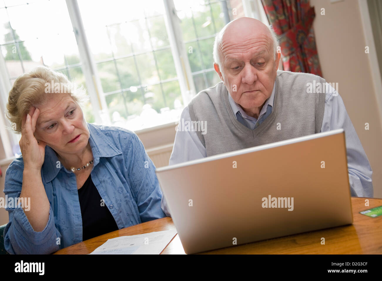 Senior älter paar mit einem Laptopcomputer, besorgt auf der Suche Stockfoto