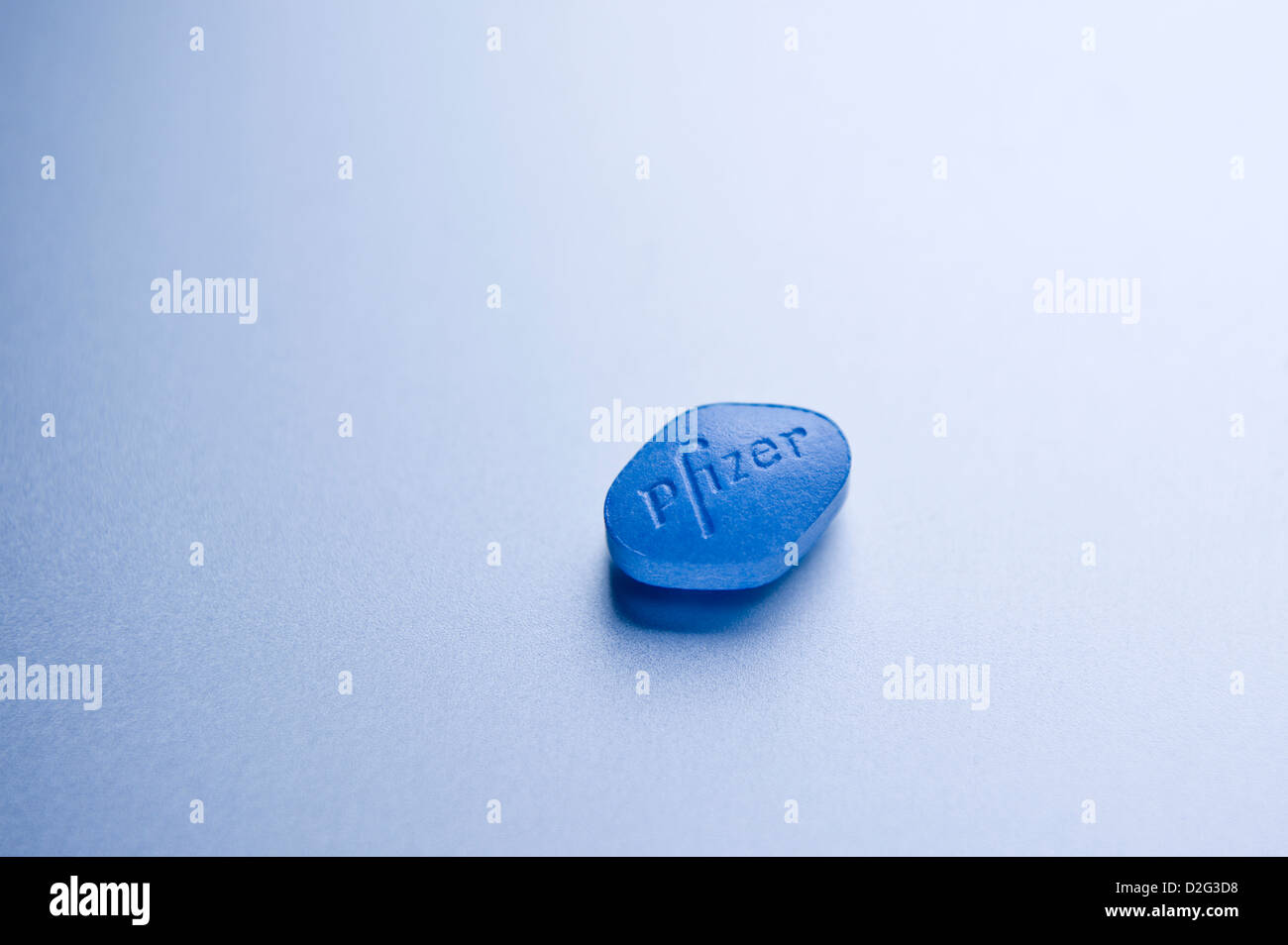 Nahaufnahme Detail von einer 100mg Sildenafil Citrat Pfizer Viagra Pille auf silbernem Hintergrund Stockfoto