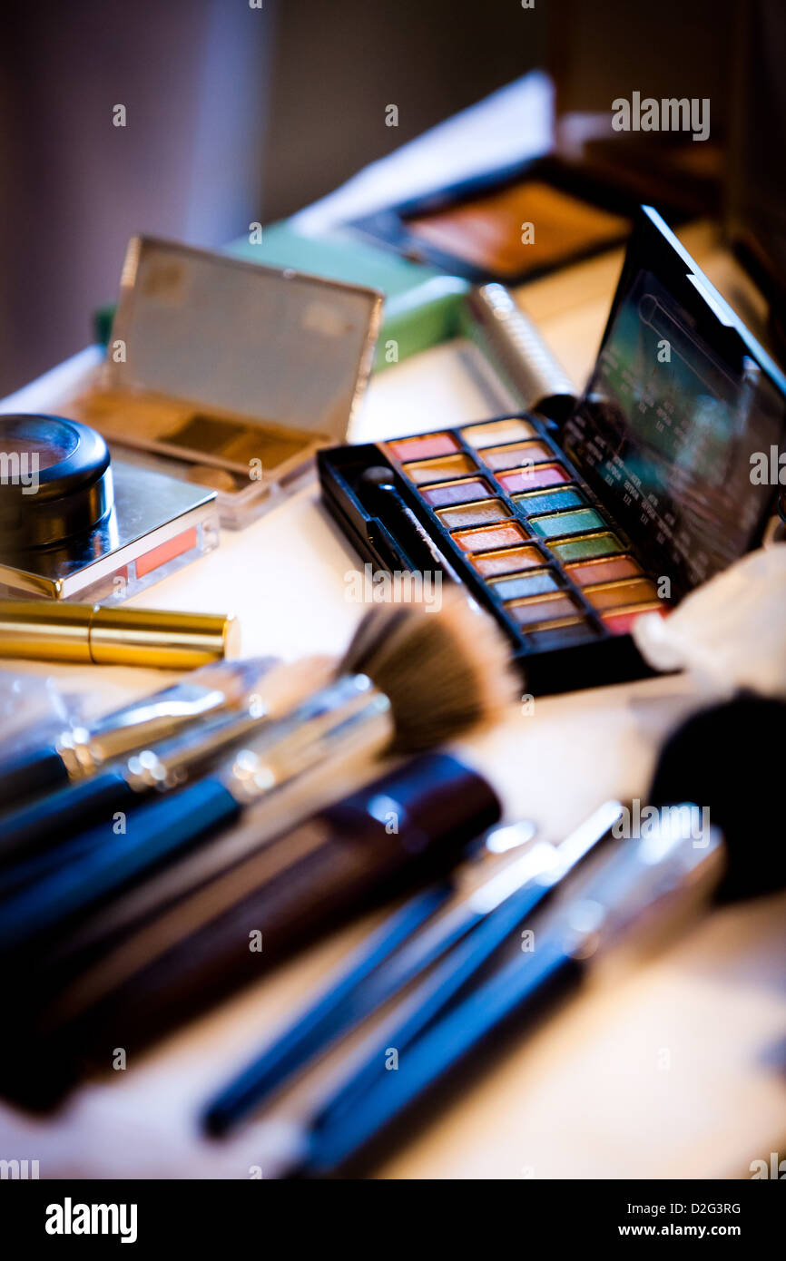 Foto von Make-up Pinsel und Make-up auf eine Tabelle Stockfoto