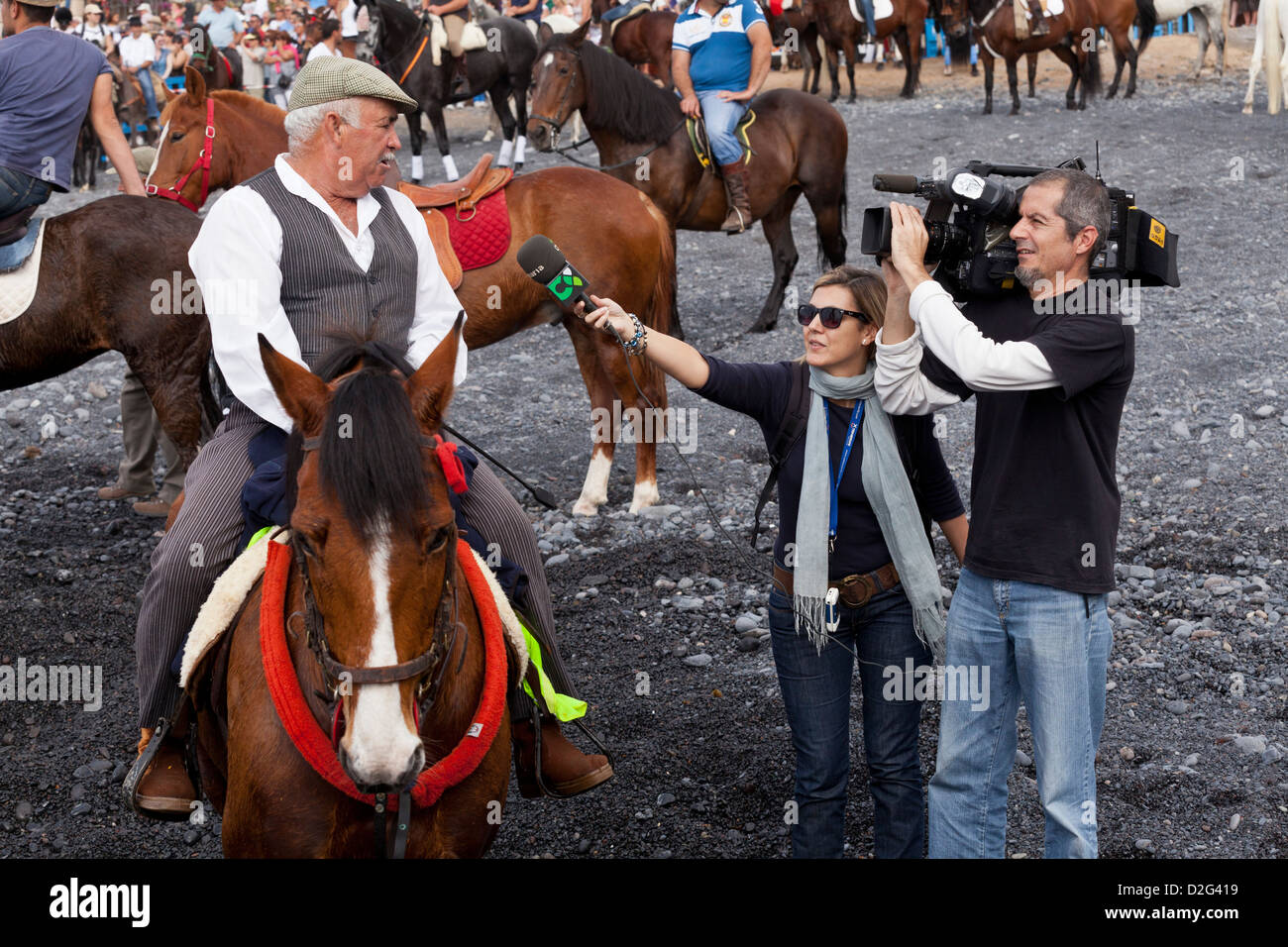 Ein Fahrer interviewt von Kanarischen TV auf dem Fiesta von San Sebastian, wo lokale bringen Adejeros ihre Tiere gesegnet werden Stockfoto