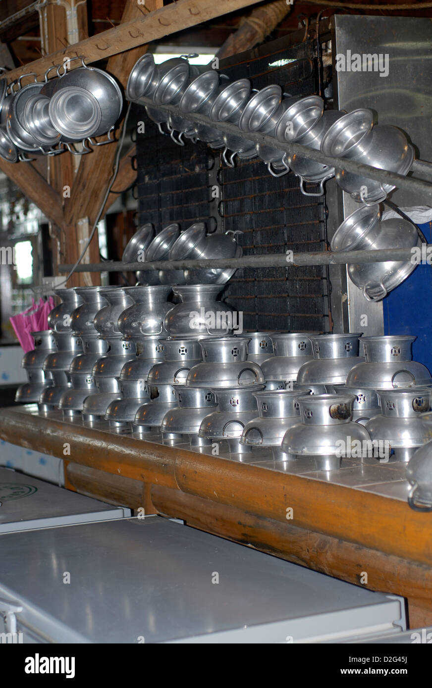 Töpfe und Pfannen erwarten bei einem Sea-Food-Restaurant auf Stelzen in Ban Bang Bao thailand Stockfoto
