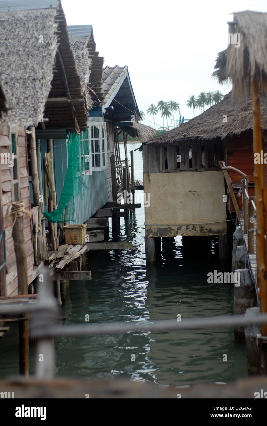 Holzhäuser auf Stelzen mit Palm Leaf Dächer über dem Meer in Ban bang Bao Koh Chang thailand Stockfoto