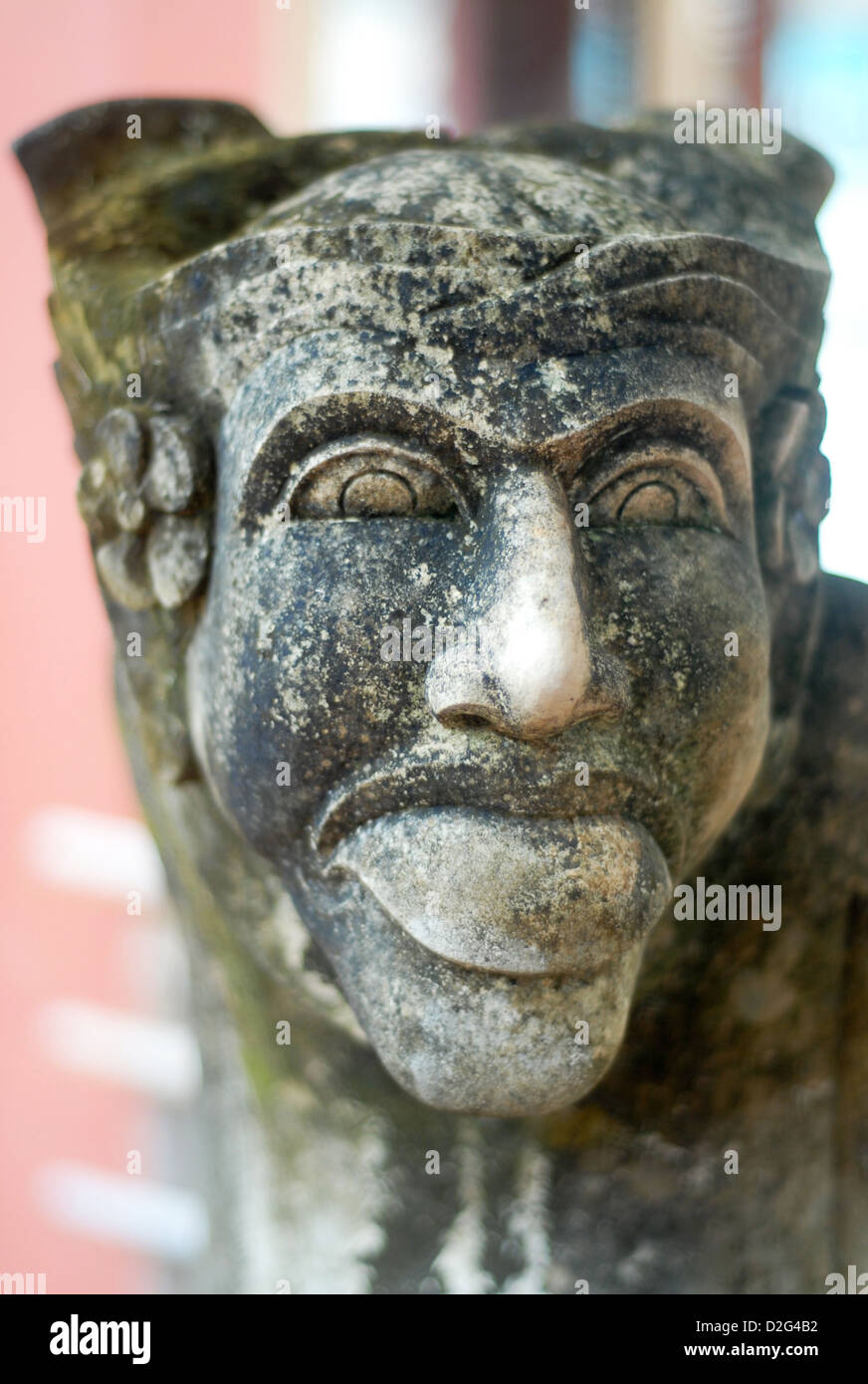 geschnitzten Stein Gesicht und Kopf mit Moos und Algen auf der Mole in Ban bang Bao Koh Chang thailand Stockfoto