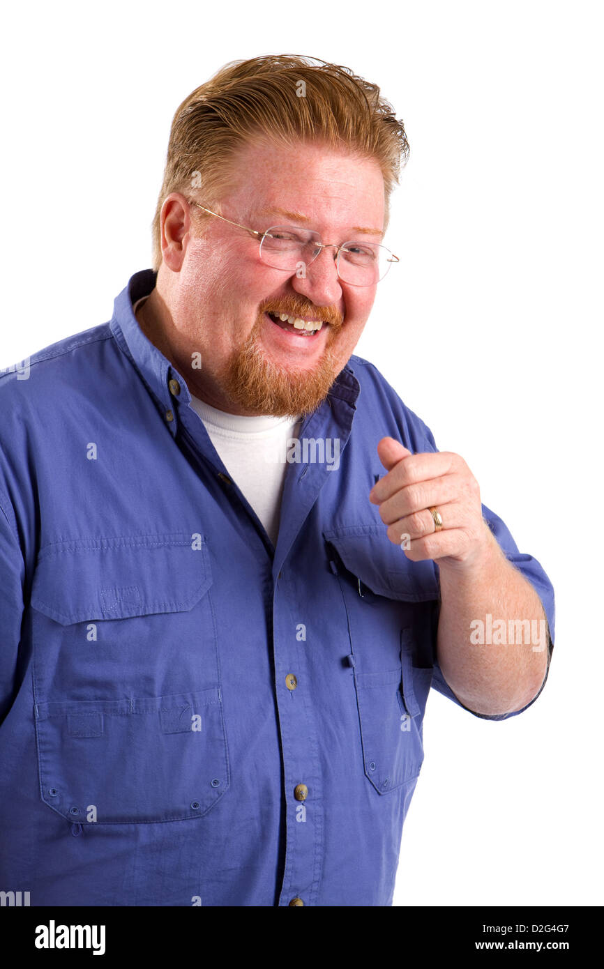 Mann mit roten Haaren mit Schnurrbart und Bart lacht und Gesten mit der Hand. Stockfoto