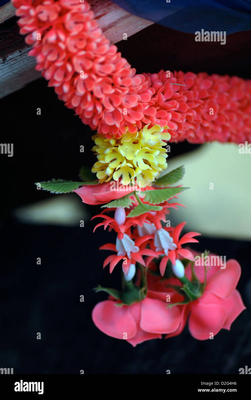 Blumengirlanden schmücken den Bug eines Fischerbootes, das Boot und Besatzung in Verbot zu segnen bang Bao Koh Chang thailand Stockfoto