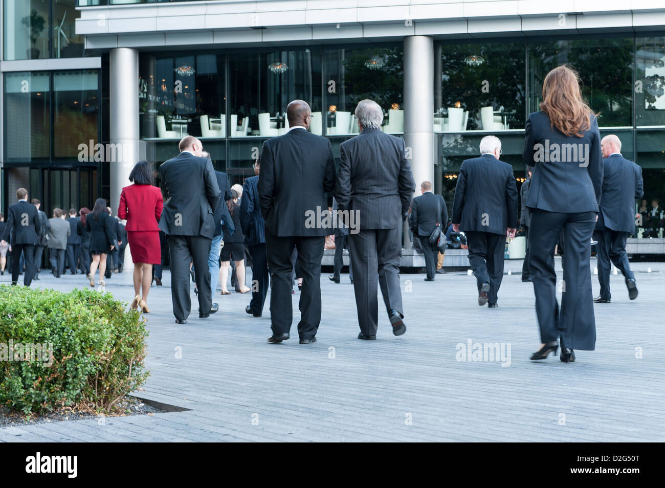 England, London, weitere London Southbank. Stadt Workers Rechtsanwälte, Rückkehr zu ihrem Büro, Arbeitsplatz mehr London. Stockfoto