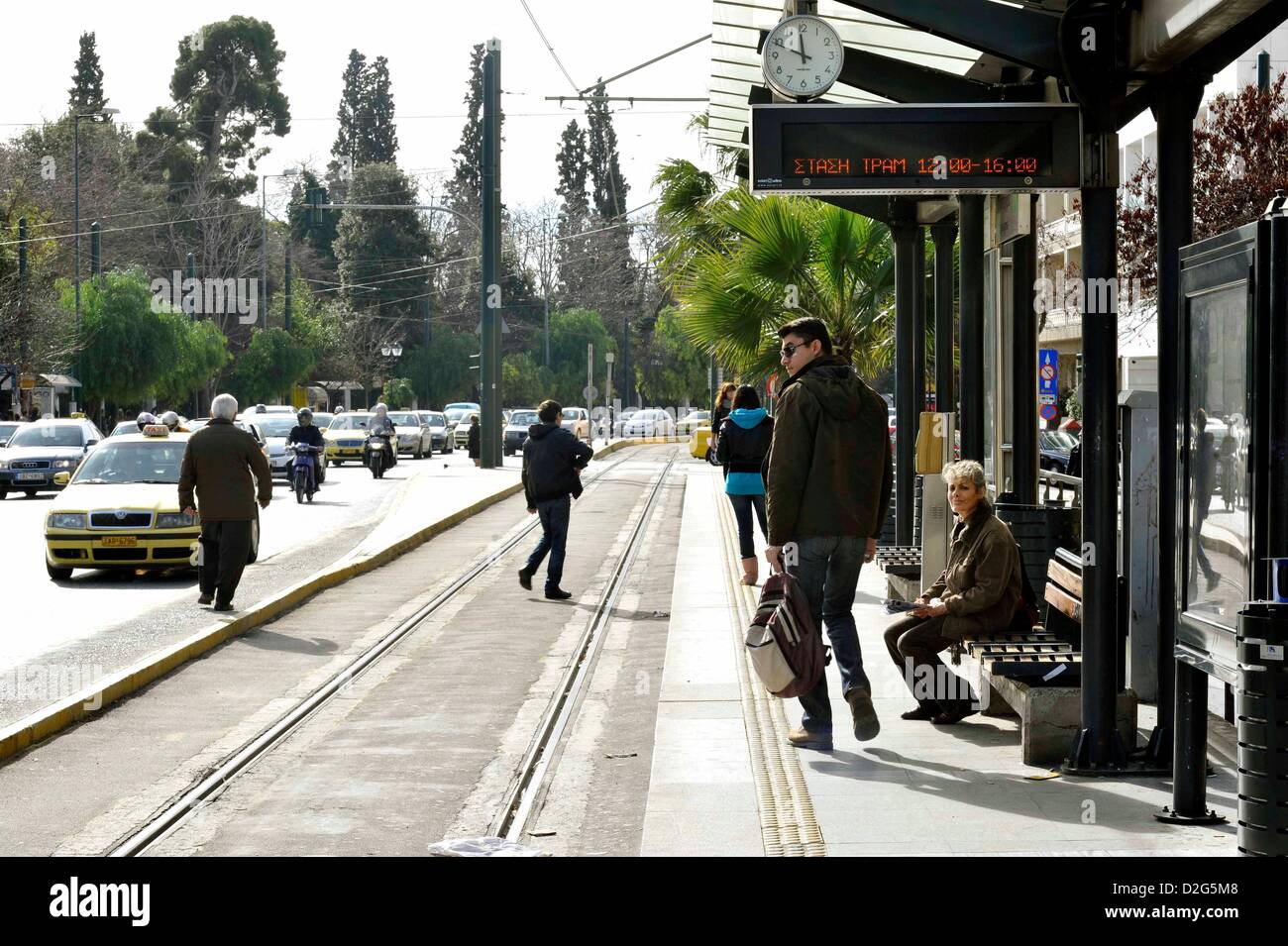 Athen, Griechenland. 23. Januar 2013. Wegen einer vierstündigen Arbeitsniederlegung durch Mitarbeiter von der electric Railway (ISAP) und der Straßenbahn warten Passagiere vergeblich für den öffentlichen Verkehr in Athen auf 23.01.2013. Foto: Michalis Karagiannis / Kredit-Kunst, Schwerpunkt: Kunst der Fokus / Alamy Live News Stockfoto