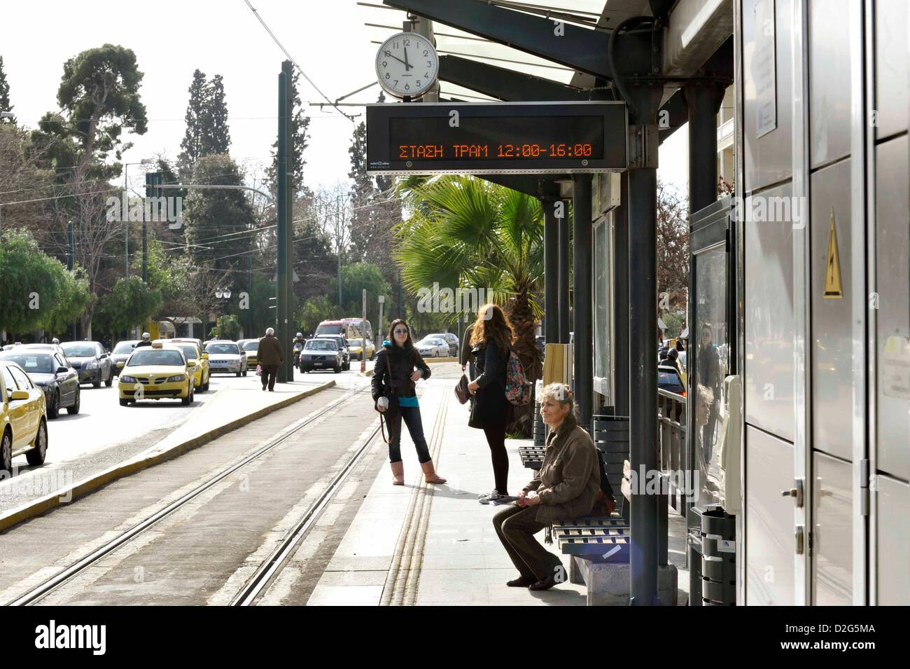 Athen, Griechenland. 23. Januar 2013. Wegen einer vierstündigen Arbeitsniederlegung durch Mitarbeiter von der electric Railway (ISAP) und der Straßenbahn warten Passagiere vergeblich für den öffentlichen Verkehr in Athen auf 23.01.2013. Foto: Michalis Karagiannis / Kredit-Kunst, Schwerpunkt: Kunst der Fokus / Alamy Live News Stockfoto