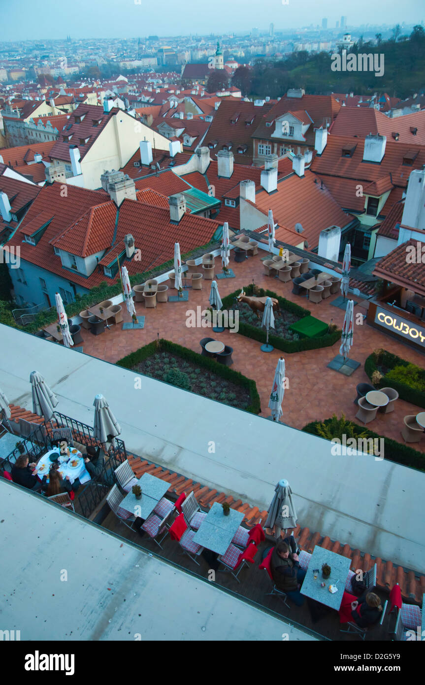 Personen Speisen im Restaurant auf der Dachterrasse unter Hrad die Burg mit Blick über Mala Strana der kleinen Stadt historische Viertel Prag Stockfoto