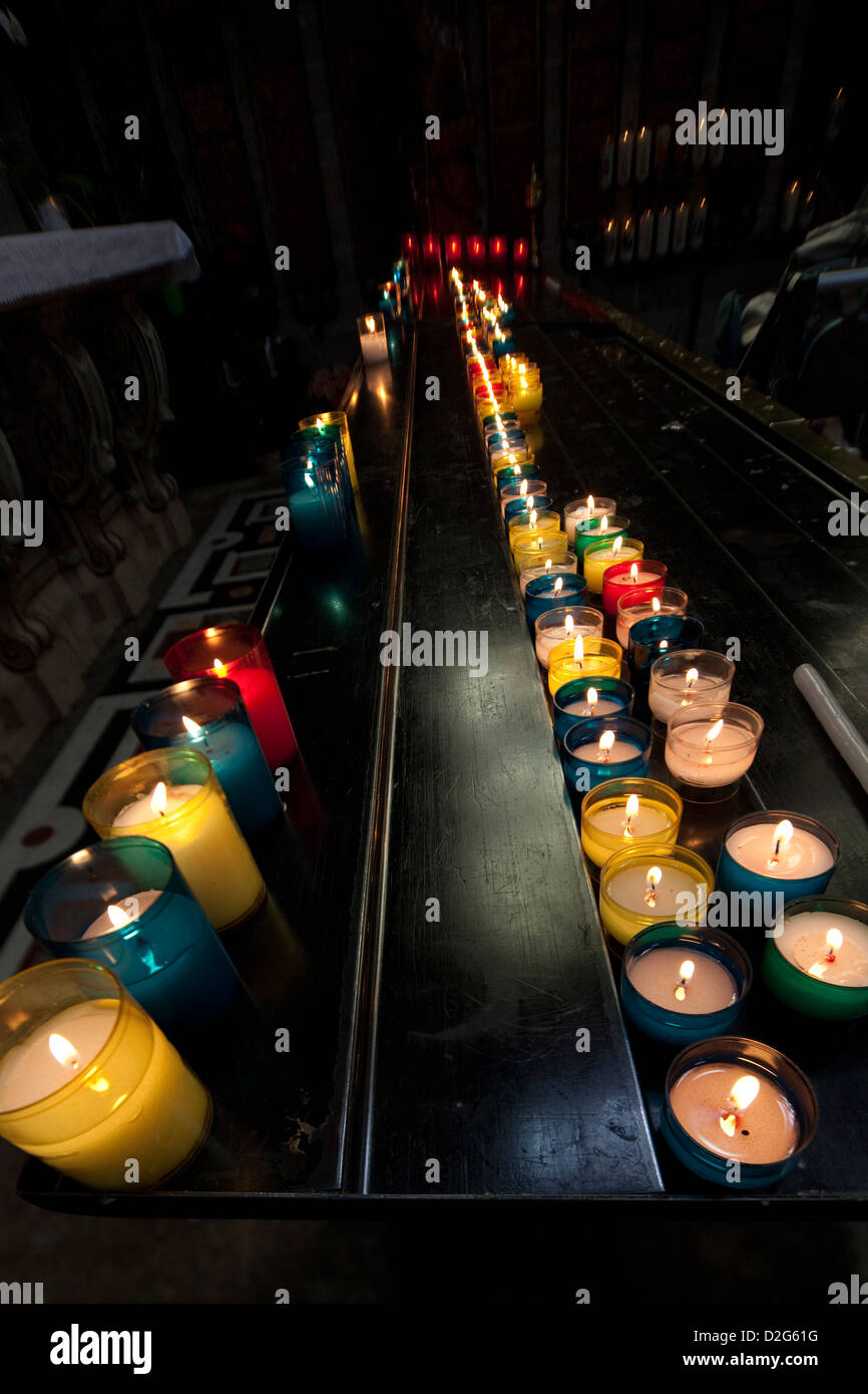Sainte Anne d Auray, Frankreich, Kerzen in einem Heiligtum Stockfoto