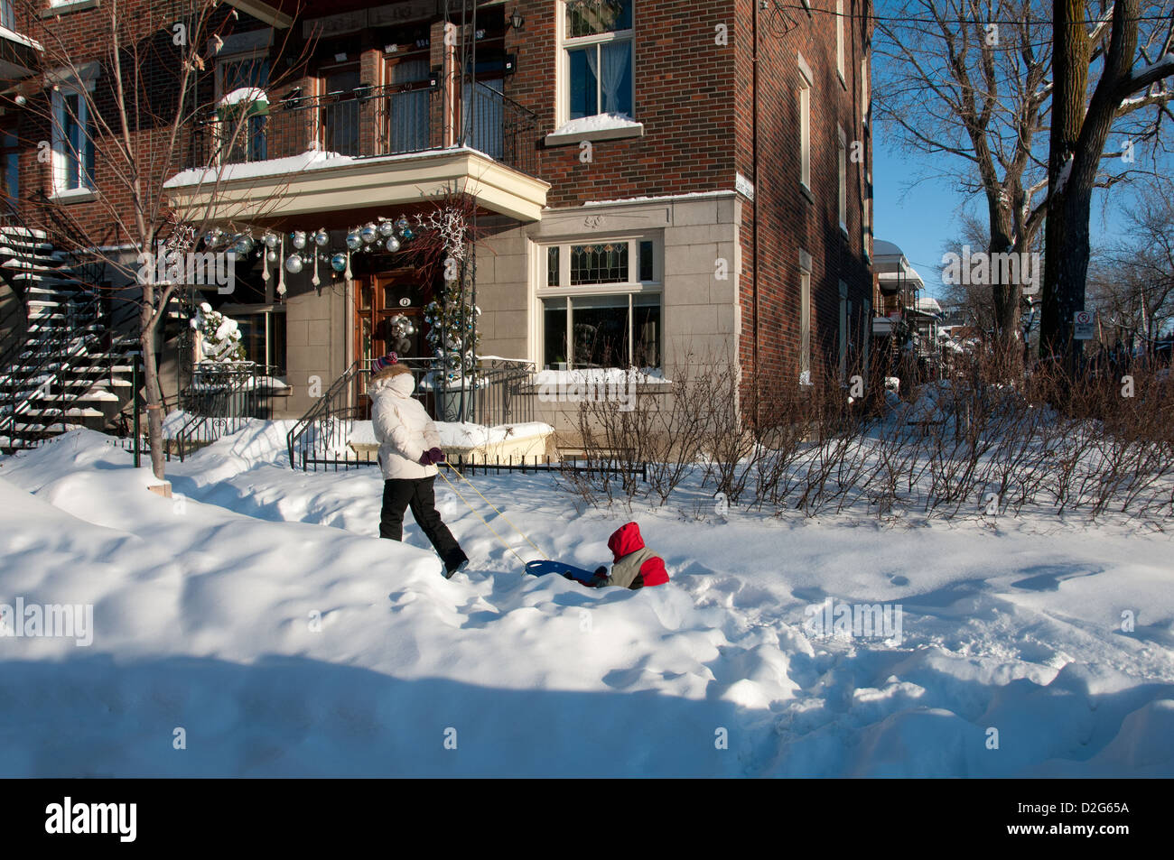 Mutter und Kind im Bereich Villeray Montreal den Winter geniessen Stockfoto