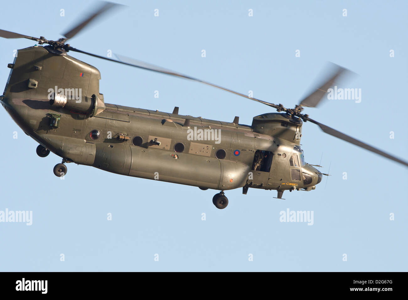 Eine militärische Chinook-Hubschrauber im Flug Stockfoto