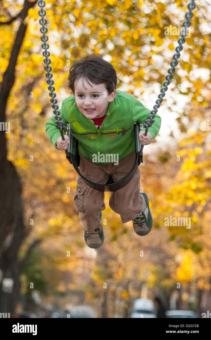 Kind auf einer Schaukel Stockfoto