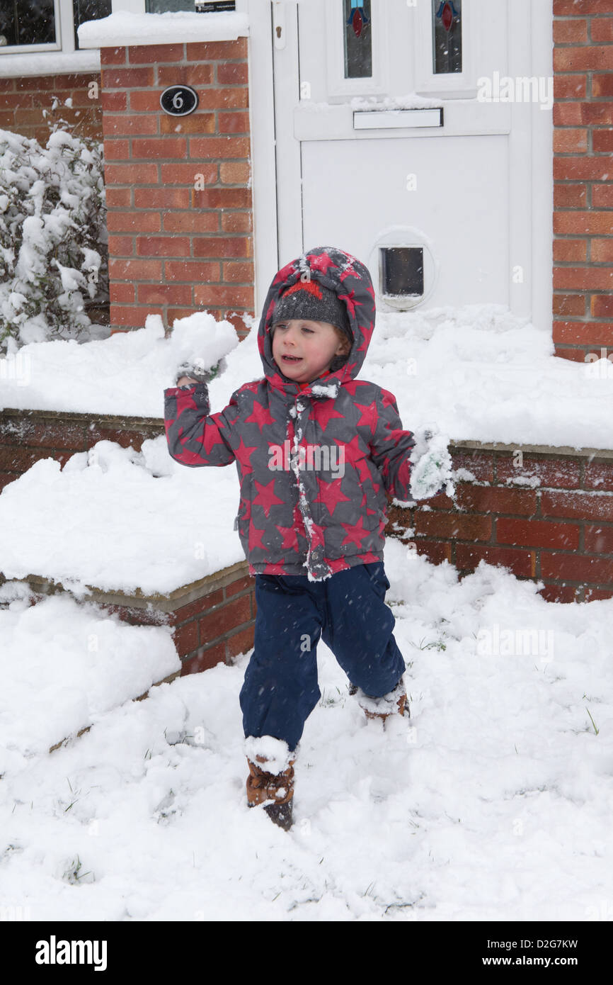 Vier Jahre alter Junge spielen im Schnee, Alresford, Hampshire, England, Vereinigtes Königreich. Stockfoto