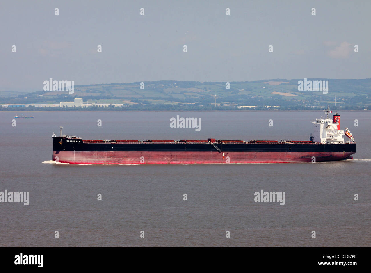 Große Ladung Schiff hinunter die Severn Mündung Stockfoto