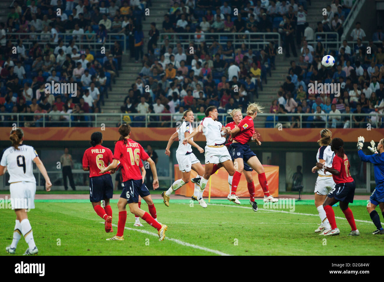 England und USA Spieler springen für den Ball während einer FIFA Frauen WM-Spiel in Tianjin Olympic Sports Center Stadium Stockfoto