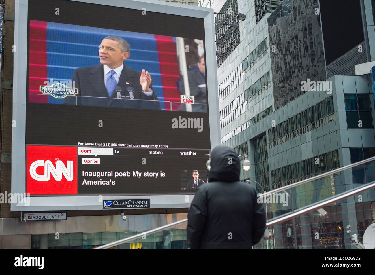 Passant sammeln auf dem Times Square in New York auf Montag, 21. Januar 2013, die Amtseinführung von Barack Obama zu sehen Stockfoto