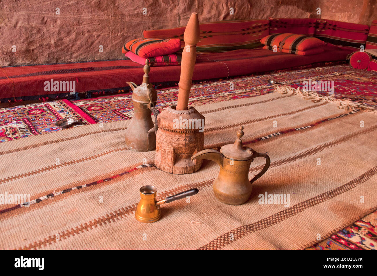 Arabischer Kaffeetöpfe & eine Mühle in einem Beduinenzelt, Jordanien Stockfoto