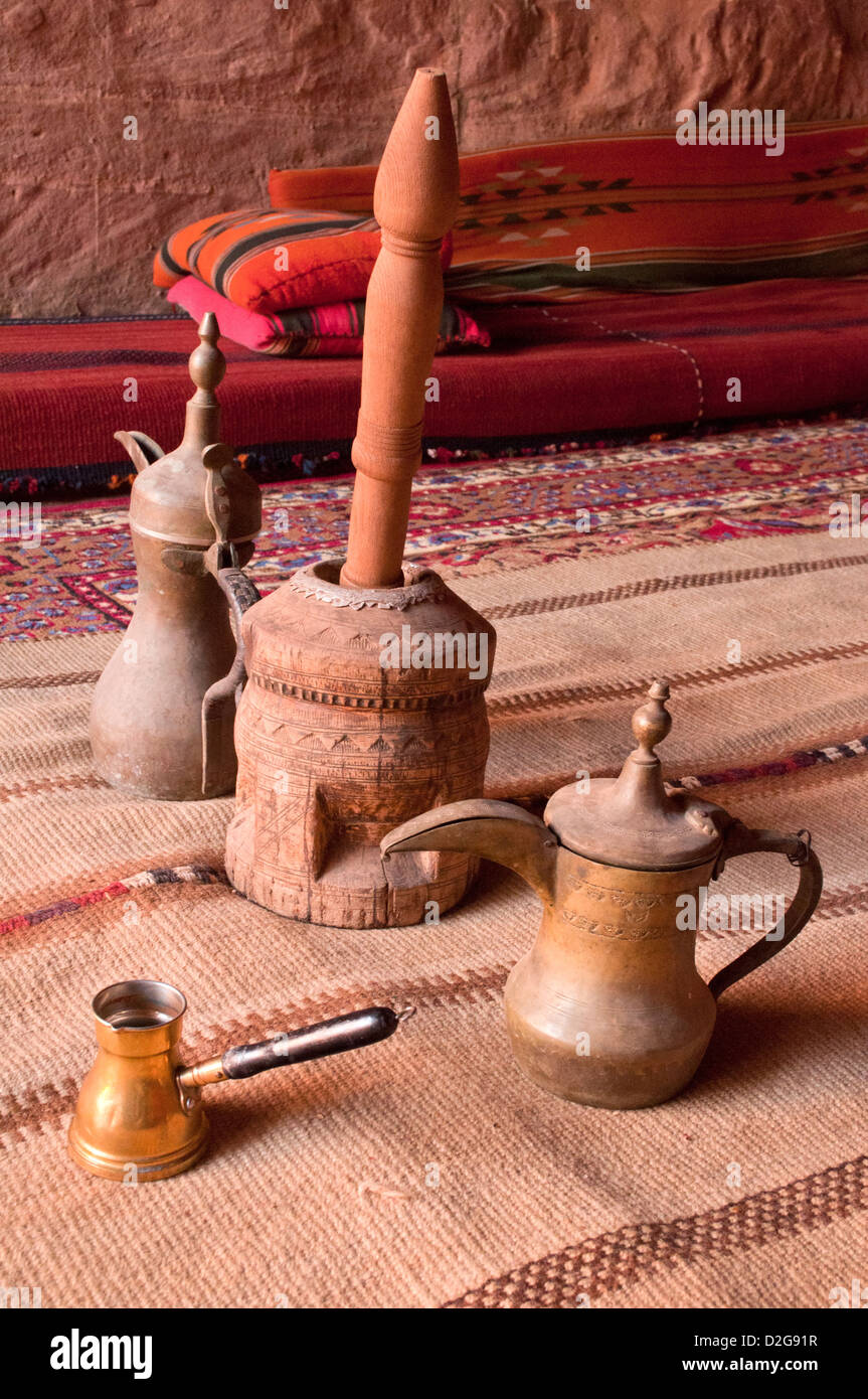 Arabischer Kaffeetöpfe & eine Mühle in einem Beduinenzelt, Jordanien Stockfoto