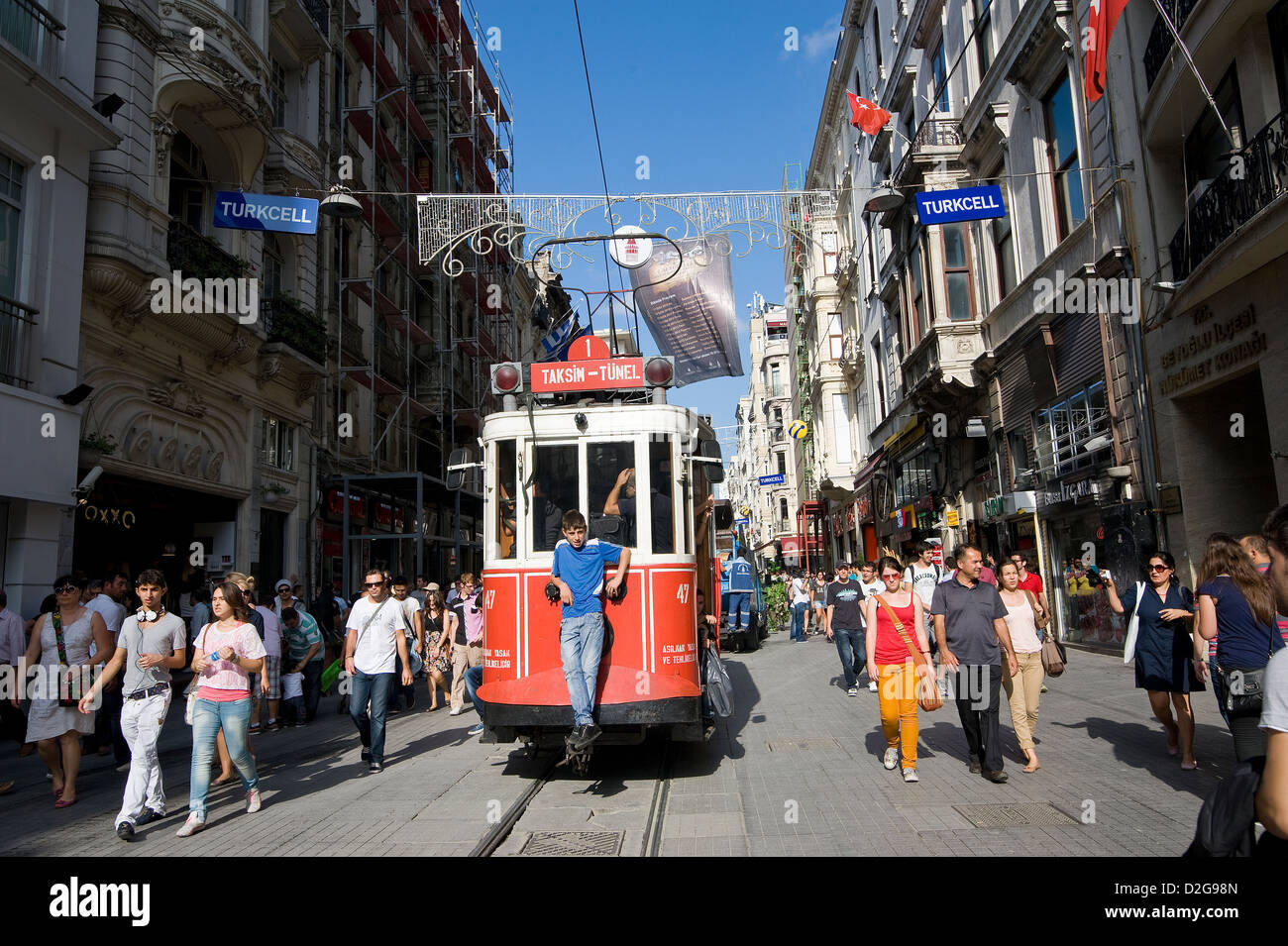 Istiklal-Straße ist die lange Einkaufsstraße in Beyoglu eine nostalgische Straßenbahn Touristen findet und Türken von einem Ende zum anderen Stockfoto