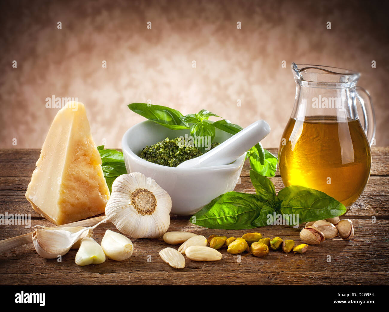 Sizilianische Pesto Zutaten auf Holztisch Stockfoto