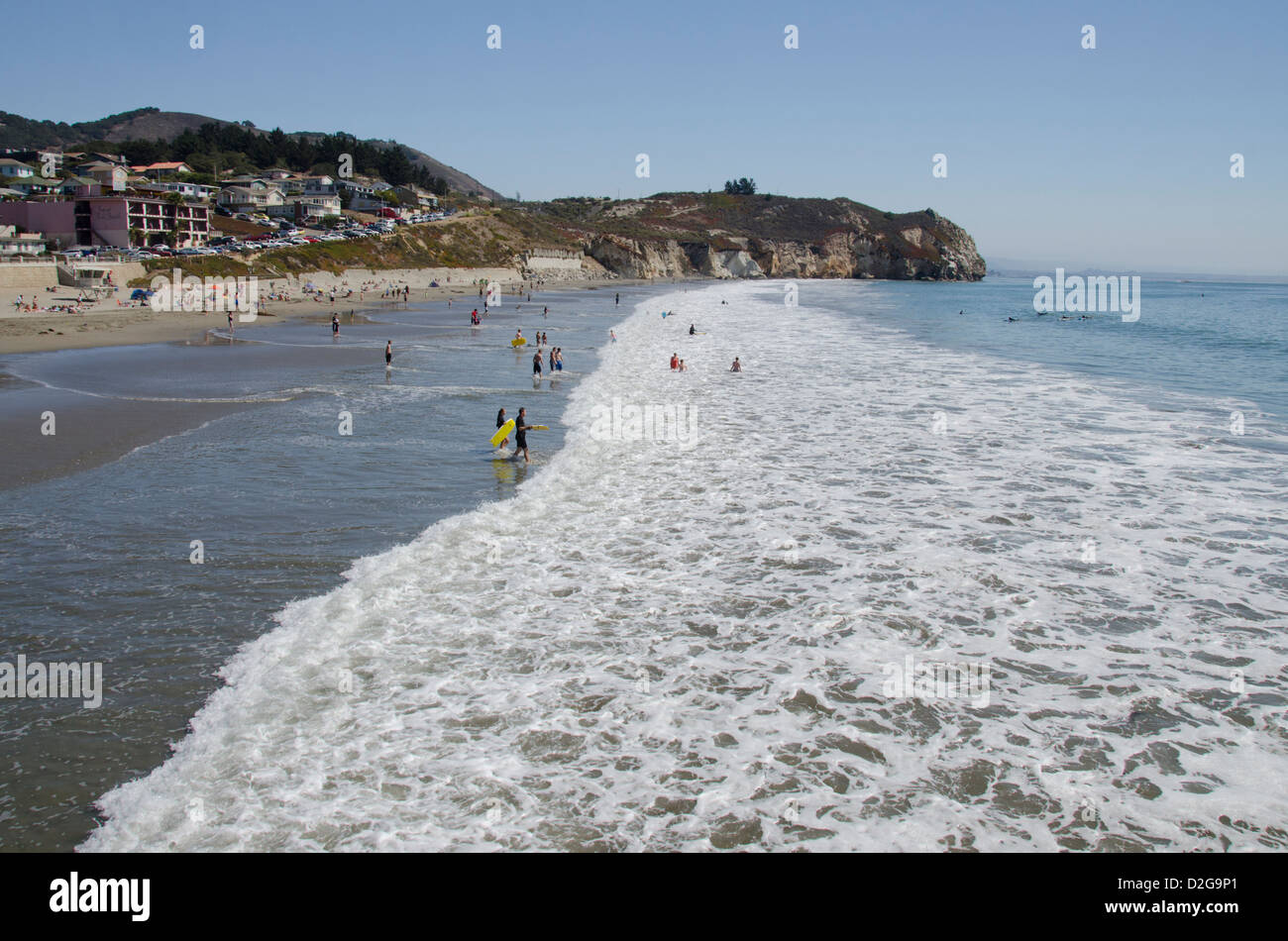 Kalifornien, Pacific Coast, Avila Beach. Besucher schwimmen, waten und Body-Surfen in den Ozean. Stockfoto