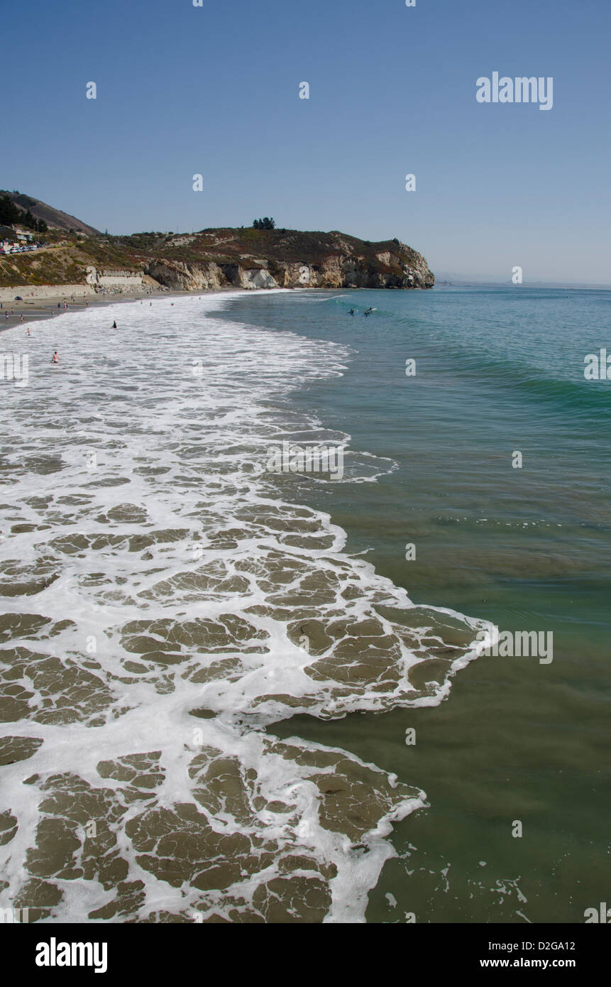 Kalifornien, Pacific Coast, Avila Beach. Besucher schwimmen, waten und Body-Surfen in den Ozean. Stockfoto