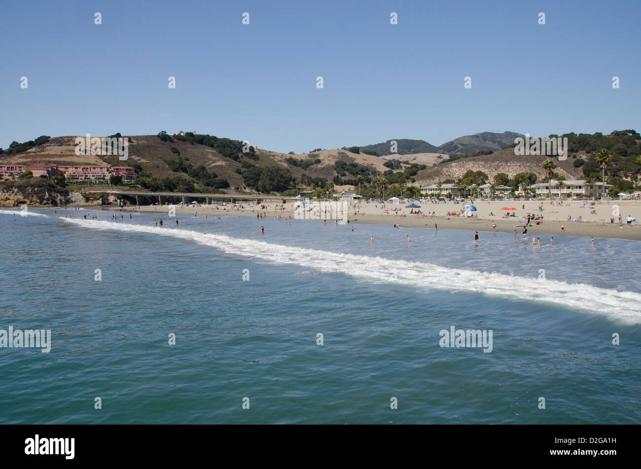 Kalifornien, Pacific Coast, Avila Beach. Besucher schwimmen, waten und Body-Surfen in den Ozean. Stockfoto