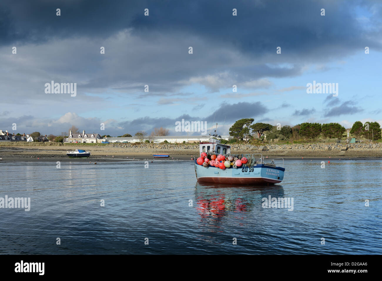 Ein fischender Trawler bei niedrigem Wasserstand, Guernsey wie Gewitterwolken Ansatz Stockfoto