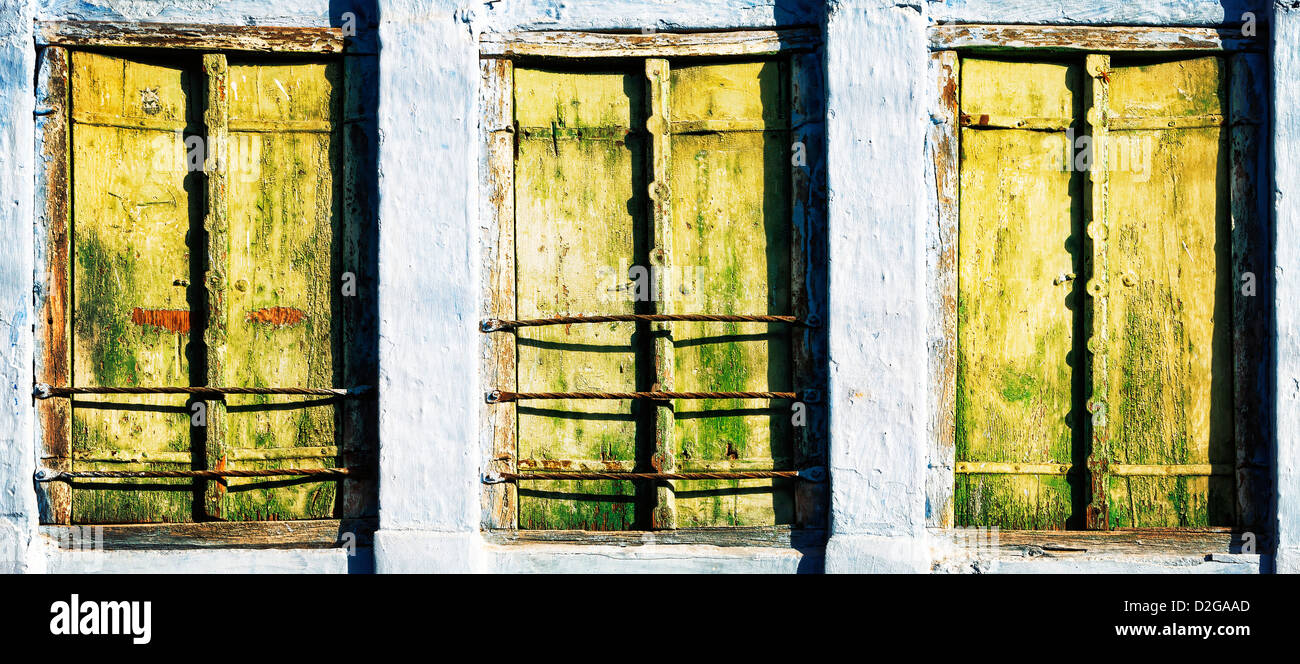 Drei alte Fenster mit Fensterläden aus Holz, Hintergrund Stockfoto